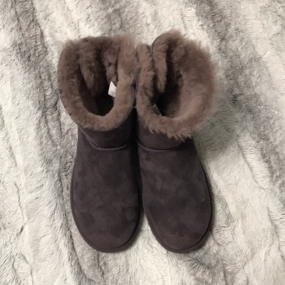Ugg Bailey Bow short boots size womens 7.  They may have been worn once. - Picture 3 of 7